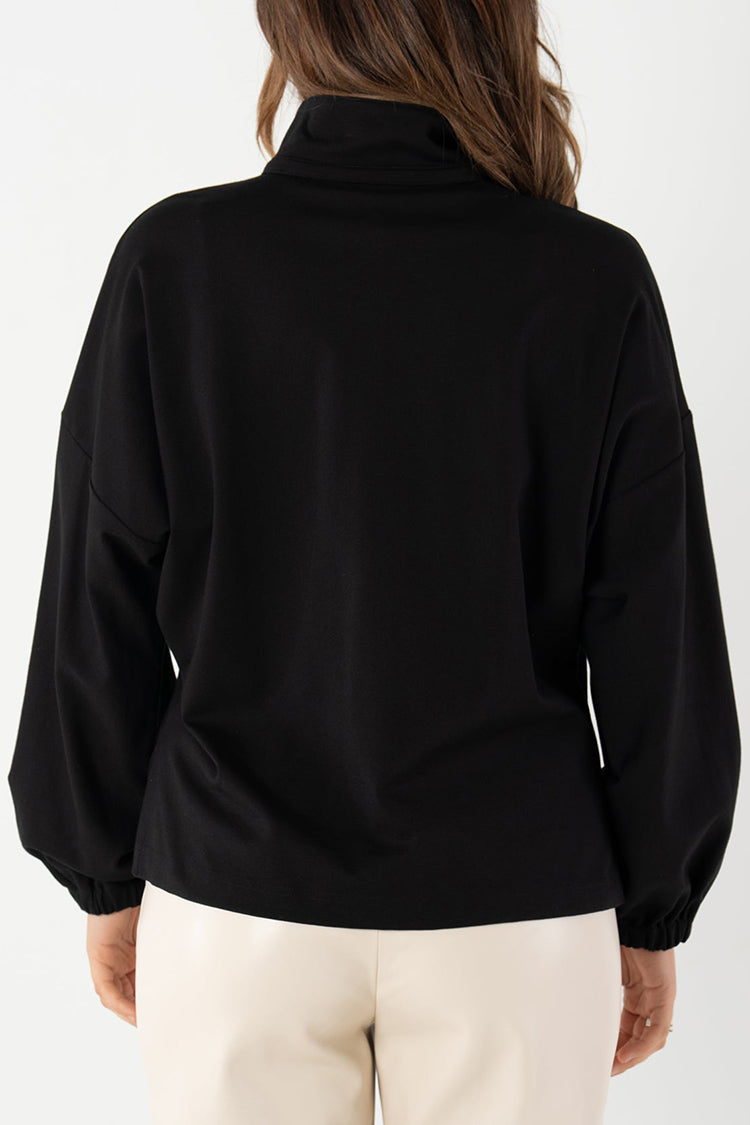 Όλγα – Μαύρη μπλούζα με V λαιμόκοψη και μακριά μανίκια