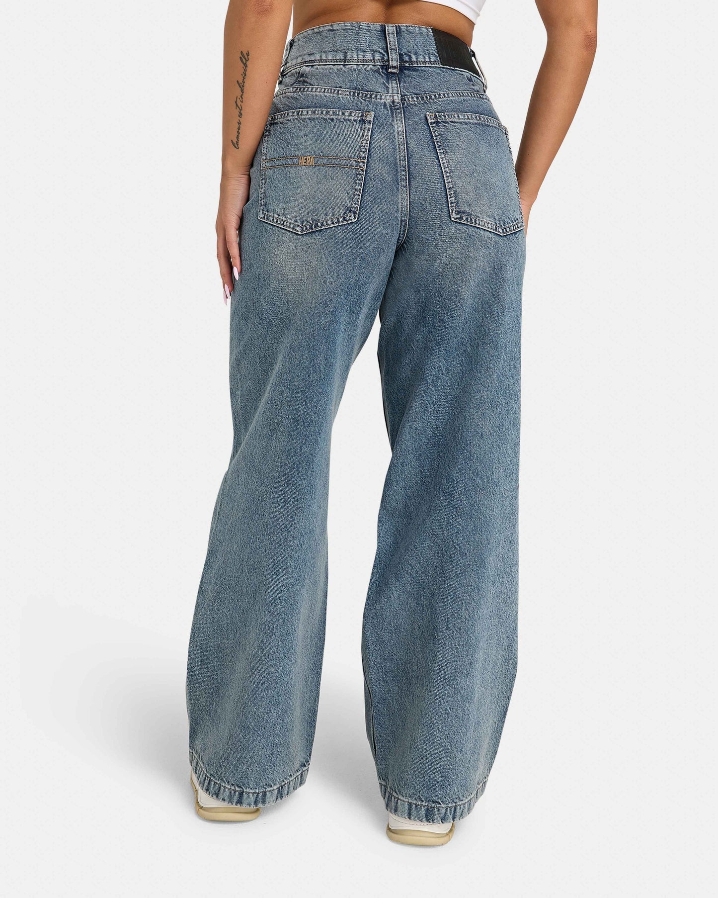 Δήμητρα – Ανοιχτό μπλε τζιν σε φαρδιά γραμμή