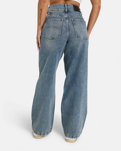 Δήμητρα – Ανοιχτό μπλε τζιν σε φαρδιά γραμμή