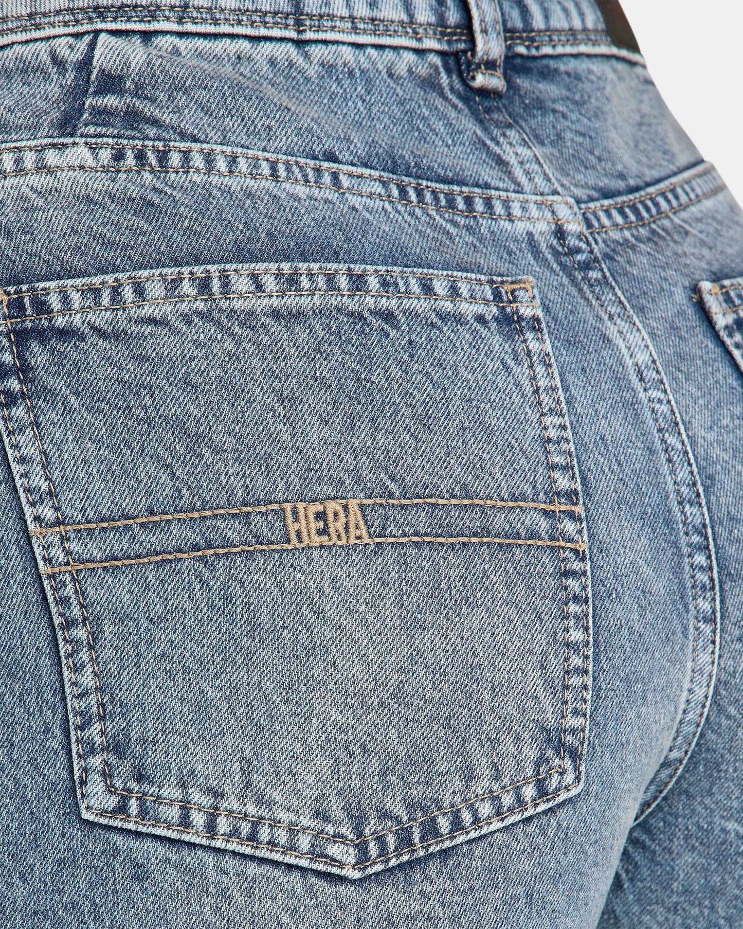 Δήμητρα – Ανοιχτό μπλε τζιν σε φαρδιά γραμμή