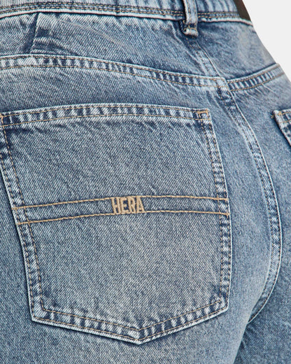 Δήμητρα – Ανοιχτό μπλε τζιν σε φαρδιά γραμμή