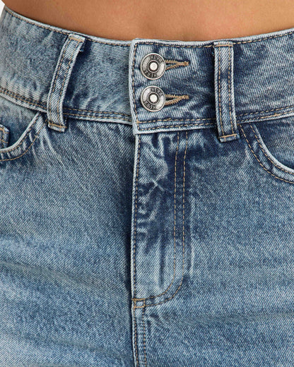 Δήμητρα – Ανοιχτό μπλε τζιν σε φαρδιά γραμμή