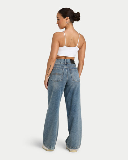 Δήμητρα – Ανοιχτό μπλε τζιν σε φαρδιά γραμμή