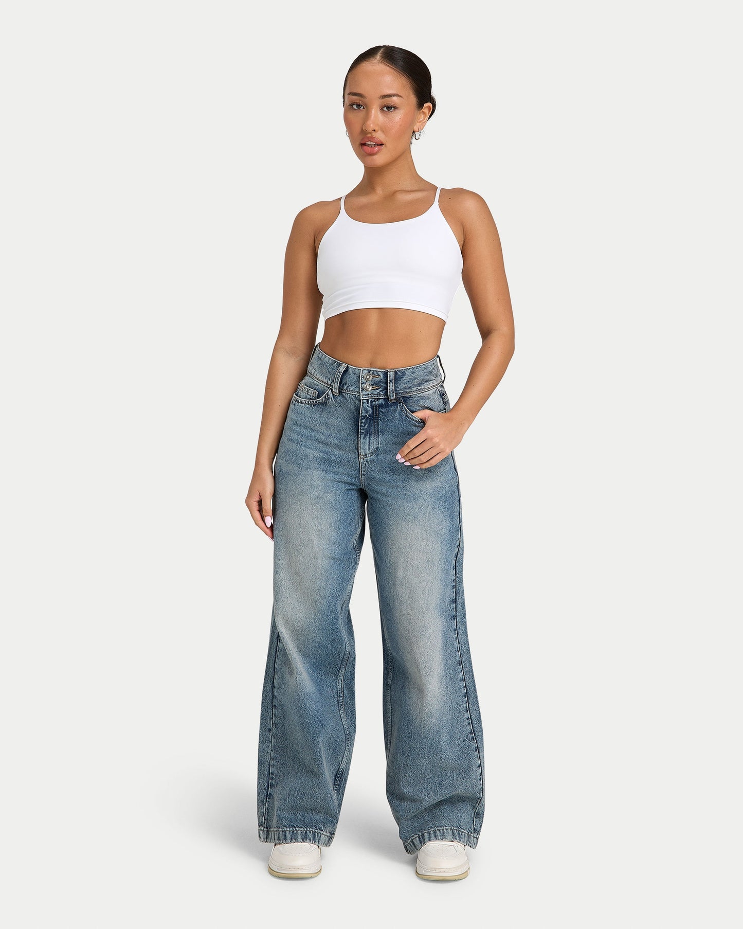 Δήμητρα – Ανοιχτό μπλε τζιν σε φαρδιά γραμμή