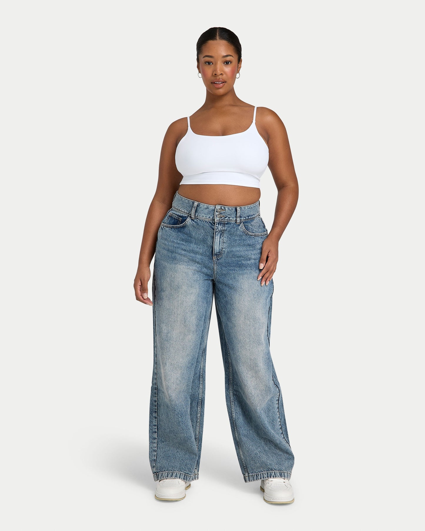 Δήμητρα – Ανοιχτό μπλε τζιν σε φαρδιά γραμμή