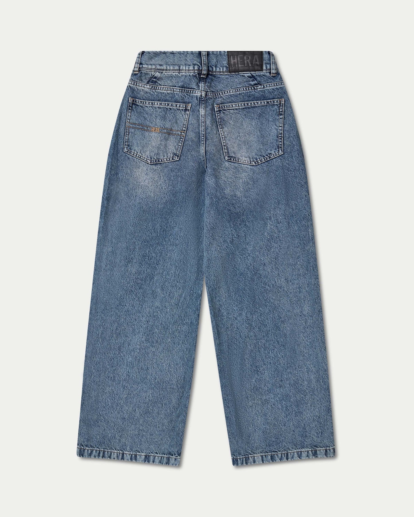 Δήμητρα – Ανοιχτό μπλε τζιν σε φαρδιά γραμμή