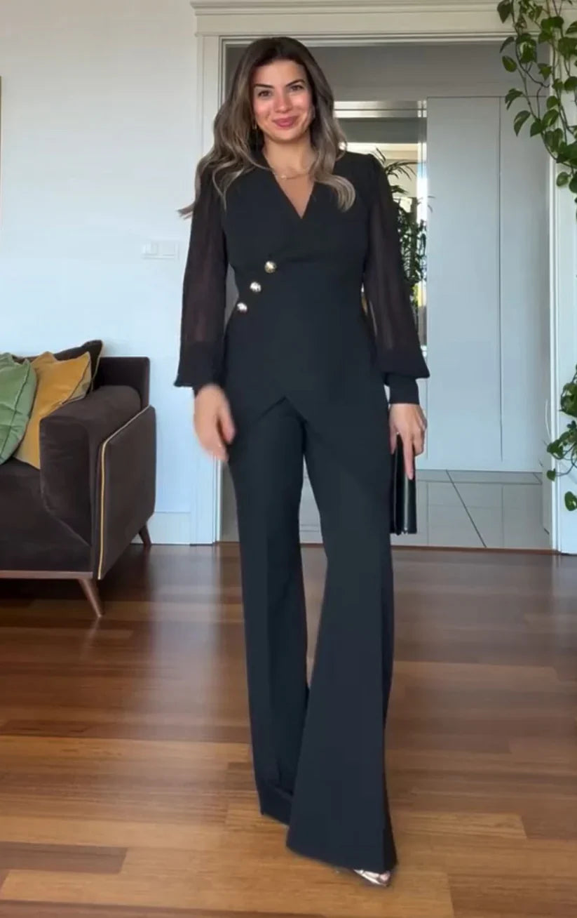 Καλλίστη – Κομψό μαύρο σετ με διαφάνειες και χρυσά κουμπιά