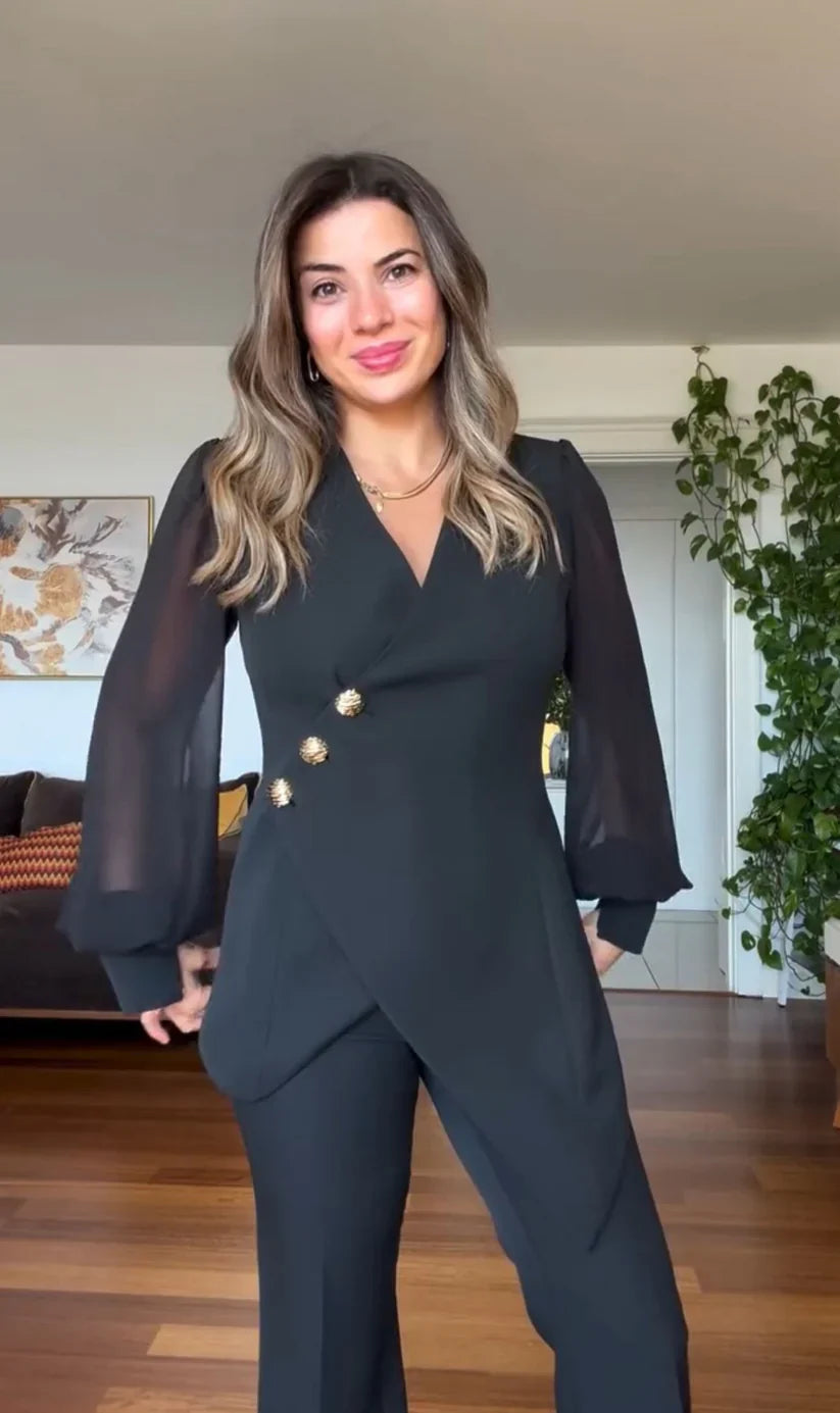 Καλλίστη – Κομψό μαύρο σετ με διαφάνειες και χρυσά κουμπιά